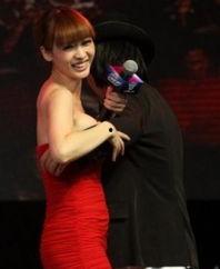 袭胸明星,揭秘明星间的尴尬瞬间