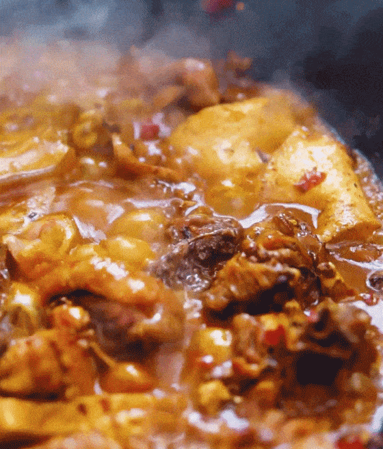 网红铁锅鸡,火辣滋味，锅铲间的美食传奇