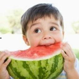 女生小孩吃瓜头像,萌娃与少女的甜蜜吃瓜时光